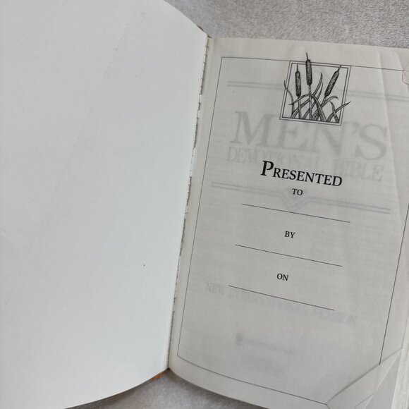 Men's Devotional Bible-NIV: Daily Devotions from Godly Men‎ Zondervan Red Letter - Picture 6 of 12